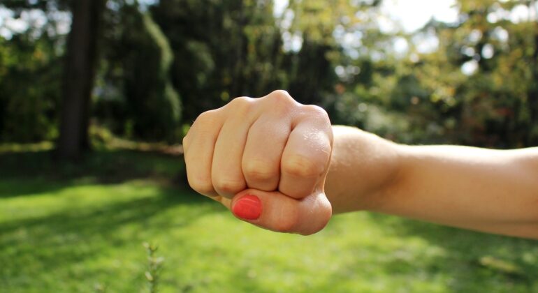 fist-bump-1195446_1920